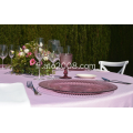 Verre sculptée à la table avec du cristal rose